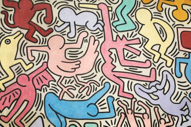 Pisa, İtalya - 5 Temmuz 2019: Keith Haring tarafından boyanmış çok renkli figürler, yatay. 1989'da Pisa, İtalya'da yapılan büyük bir açık hava eserinden (Tuttomondo olarak adlandırılır) detay.