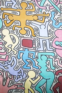 Pisa, İtalya - 5 Temmuz 2019: Keith Haring tarafından çizilen rakamlar, dikey. 1989'da Pisa, İtalya'da yapılan büyük bir açık hava eserinden (Tuttomondo olarak adlandırılır) detay.