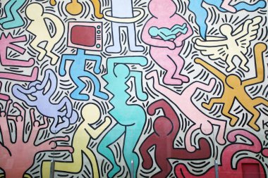 Pisa, İtalya - 5 Temmuz 2019: Keith Haring tarafından çizilen birçok figür, yatay. 1989'da Pisa, İtalya'da yapılan büyük bir açık hava sanat eserinin (Tuttomondo olarak adlandırılır) ayrıntıları.