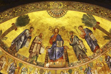 Roma, Italya-28 Nisan 2015: Roma 'da antik Hıristiyan mozaik. Duvarlar dışında Basilica Saint Paul apsinde eski Hıristiyan mozaik.