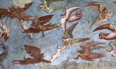 Pisa, İtalya - 4 Temmuz 2019: Ruhları almak için melekler ve şeytanlar arasındaki mücadele, detay. Pisa'nın Camposanto bölgesinde fresk restore edildi.