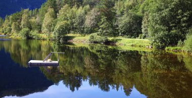 Norveç gölüüzerinde trambolin ile Sal