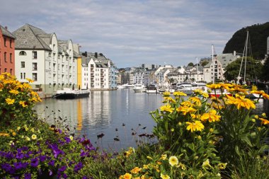 Alesund, Norveç - 16 Ağustos 2019: Alesund ve çiçekler limanı, Norveç