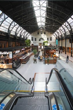 Oslo, Norveç - 18 Ağustos 2019: Oslo'daki eski tren istasyonu, dikey