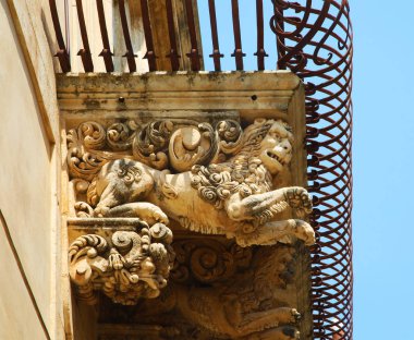 Noto, İtalya'da barok bir balkondan detay