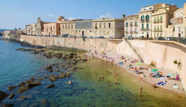 Syracuse, Sicilya, İtalya - 24 Ağustos 2019: Eski Syracuse'da küçük plaj, Sicilya