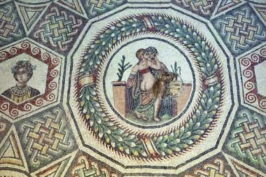 Yarı çıplak aşıklar, Sicilya'da antik Roma mozaiği 
