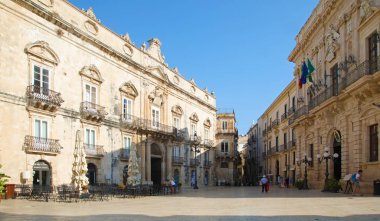 Syracuse, Sicilya, İtalya - 24 Ağustos 2019: Syracuse, Sicilya'daki Piazza del Duomo'daki antik binalar