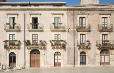 Syracuse, Sicilya'daki Piazza del Duomo'daki antik bina