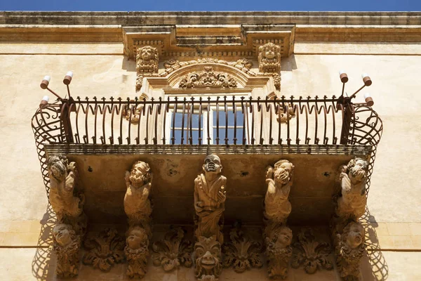 Sculture Lavorate Sotto Balcone Noto — Foto Stock