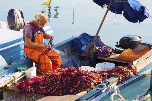 Siracusa Sicilia Italia Agosto 2019 Antiguo Pescador Reparando Redes Pesca — Foto de Stock