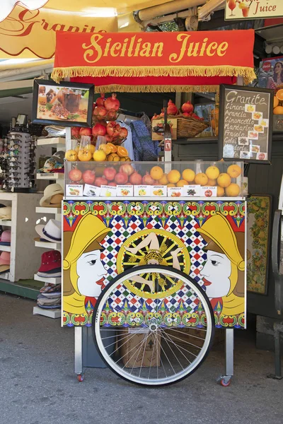 Taormina Italien Augusti 2019 Siciliansk Gatuförsäljare Fruktjuicer Taormina Italien — Stockfoto