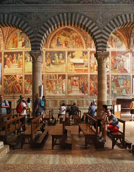 이탈리아 2019 이탈리아 성당에 프레스코와 관광객 교회의 — 스톡 사진