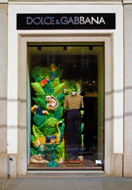 Milan, İtalya - 26 Mayıs 2020: Milano Dolce & Gabbana mağazasının penceresi