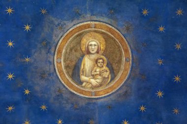 Padua, İtalya - 6 Temmuz 2020: Scrovegni Şapeli 'nin tavanında Madonna ve Çocuk