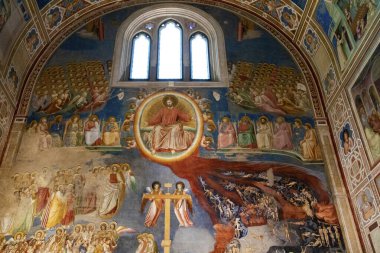 Padua, İtalya - 6 Temmuz 2020: Giotto 'nun Son Hükmü Verilen Scrovegni Şapelinin Arka Duvarı