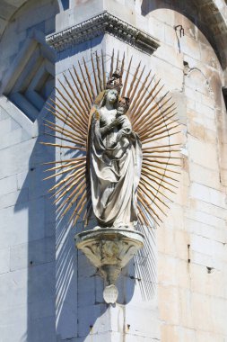 Lucca, İtalya 'daki bir kilisede Antik Meryem Anıtı