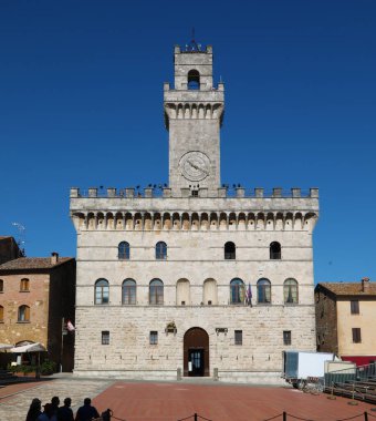 Montepulciano, İtalya - 26 Ağustos 2020: Montepulciano Belediye Sarayı, İtalya