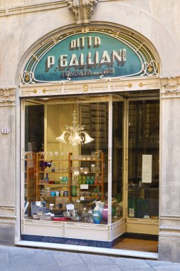 Lucca, İtalya - 20 Ağustos 2020: Lucca, İtalya 'da eski bir dükkan