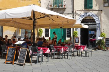 Lucca, İtalya - 20 Ağustos 2020: Lucca, İtalya 'da bir restoranın açık masaları