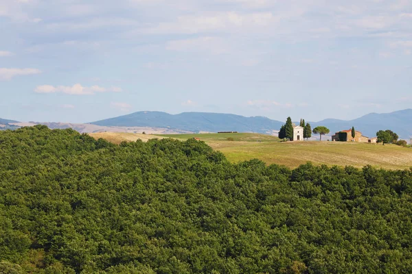 小さな礼拝堂とトスカーナの風景 — ストック写真