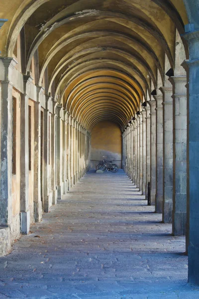 イタリアのルッカにある古代のポルティコと自転車 — ストック写真