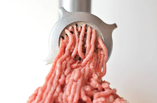 绞肉机碎的肉 — 图库照片