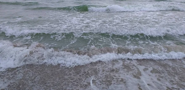 Bulutlar ve dalgalar ile rahatlatıcı deniz manzara — Stok fotoğraf