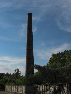 Mavi gökyüzüne karşı eski bir tüp