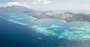 Havadan görünümü Flores, Endonezya bir ada çevresinde huzurlu resif sahne. Bu bölge yüksek deniz biyolojik çeşitlilik limanlar ve tüplü dalış ve şnorkel için popüler bir yer.