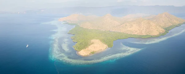 Una Pequeña Goleta Pinisi Navega Cerca Hermoso Arrecife Coral Cerca —  Fotos de Stock