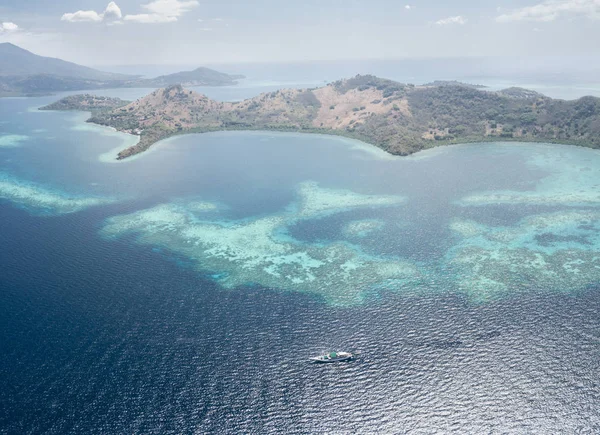 Malý Škuner Pinisi Ukotven Blízkosti Krásné Korálové Útesy Pulau Besar — Stock fotografie