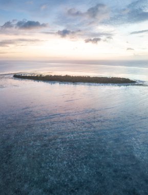 Pastoral bir tropik adada Wakatobi Milli Parkı'nda, Güney Sulawesi Endonezya güneş batacak. Bu güzel bölgede muhteşem mercan resifleri ve deniz yaşamı geniş bir dizi limanlar.