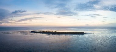Huzurlu bir gün batımı Wakatobi Milli Parkı, Endonezya uzak, cennet gibi bir ada üzerinde oluşur. Bu alan deniz biyolojik çeşitlilik şaşırtıcı bir dizi limanlar ve mercan üçgeni içinde. 