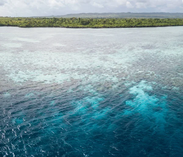 在印尼 Wakatobi 国家公园 一个健康的珊瑚礁生长在偏远的岛屿附近 这一地区蕴藏着惊人的海洋生物多样性 在珊瑚三角 — 图库照片