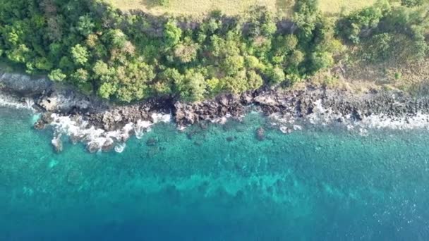 Vista Aérea Costa Rochosa Uma Remota Ilha Vulcânica Indonésia Esta — Vídeo de Stock