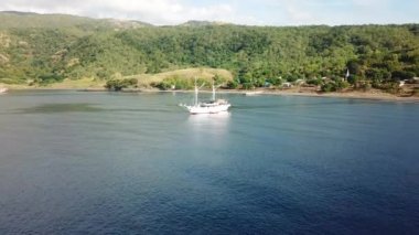 Pinisi Yelkenli çapa Pantar Adası Alor, Endonezya yakın huzurlu bir körfezde içinde oturur. Bu güzel bölge inanılmaz resif ve deniz yaşamı geniş bir dizi limanlar.
