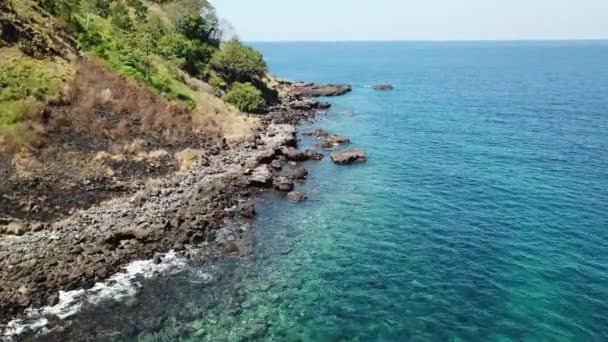 印度尼西亚一个偏远的火山岛屿的美学 岩石海岸线的鸟瞰图 世界上的这一部分是地球上最大的海洋生物多样性的家园 — 图库视频影像