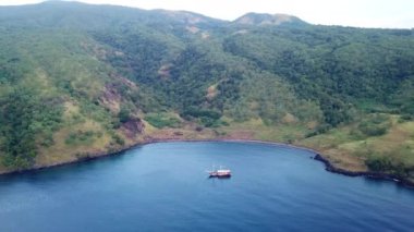 Pinisi Yelkenli çapa Beangbeang Bay Endonezya Pantar adada oturur. Bu güzel bölge amazing resifleri ve deniz biyolojik çeşitlilik geniş bir dizi limanlar.