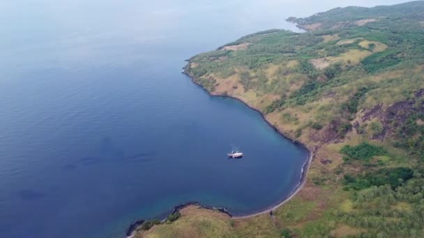 インドネシアのパンタル島の Beangbeang 湾に停泊 Pinisi スクーナーが座っています この美しい地域は 素晴らしいサンゴ礁と海洋生物多様性の広い配列を隠し持ってください — ストック動画