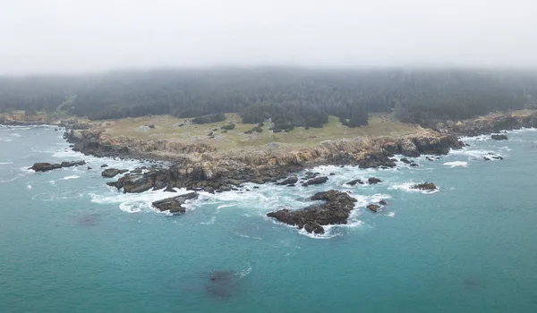 北太平洋的温带水域对索诺玛的加利福尼亚北部的风景和岩石海岸线进行洗涤 这个地区是旧金山以北约100英里 — 图库照片