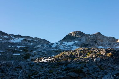 Sabah erken ışık granit dağ zirveleri Kuzey Kaliforniya Sierra Nevada dağlarında ıssızlık vahşi doğada aydınlatır. Bu backpacking ve kamp için popüler bir alandır.