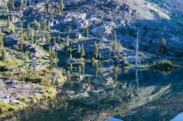 Belo Lago Remoto Está Rodeado Por Rochas Granito Desolação Selvagem — Fotografia de Stock
