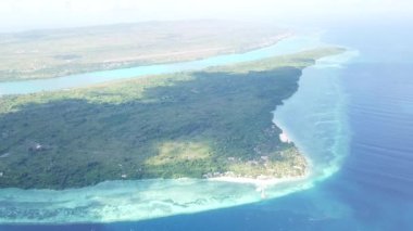 Güzel bir mercan kayalığı bir ada Wakatobi Milli Parkı'nda Endonezya'da çevreler. Bu bölgede son derece yüksek deniz biyolojik çeşitlilik limanlar ve tüplü dalış ve şnorkel için popüler bir yer.