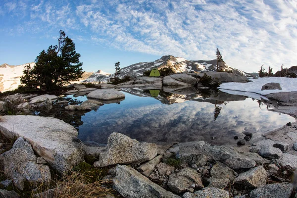 Rano Świeci Wysoka Góra Krajobraz Pustyni Spustoszenia Kalifornii Niedaleko Jeziora — Zdjęcie stockowe