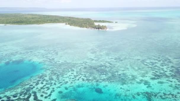 Vista Aérea Espectacular Arrecife Coral Que Rodea Una Remota Isla — Vídeo de stock