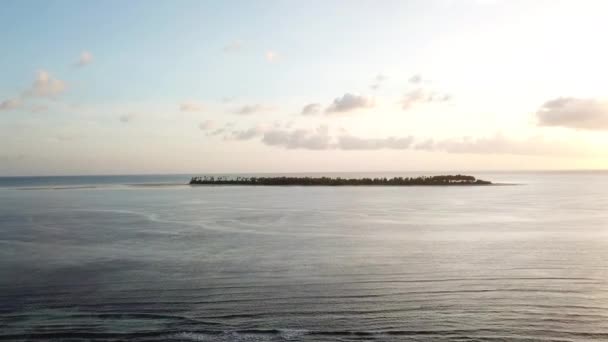 Vista Aérea Ilha Remota Pôr Sol Parque Nacional Wakatobi Indonésia — Vídeo de Stock