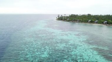 Sağlıklı mercan ve tropik ada Wakatobi Milli Parkı'nda Endonezya Hava görünümünü. Bu bölgede son derece yüksek deniz biyolojik çeşitlilik limanlar ve tüplü dalış ve şnorkel için popüler bir yer.