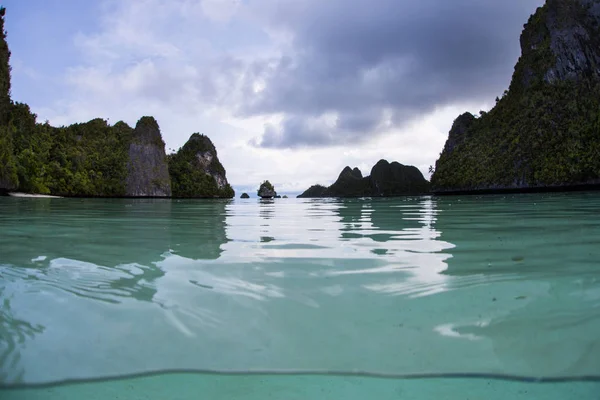 Вапнякових Островів Оточують Теплі Води Wayag Раджа Ampat Індонезія Цей — стокове фото