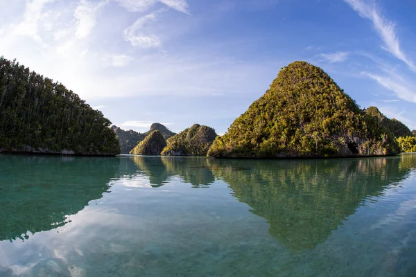 Wapiennych Wysp Otaczających Spokojnych Ciepłych Wodach Wayag Raja Ampat Indonezja — Zdjęcie stockowe